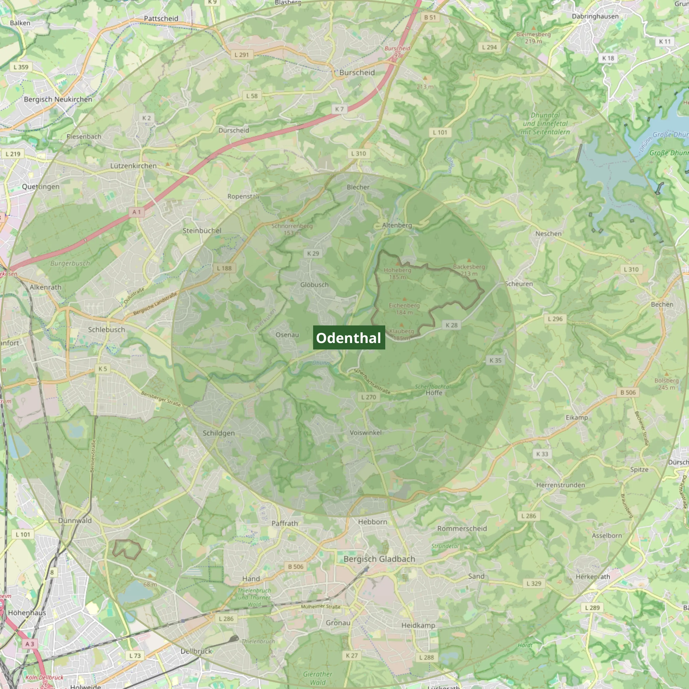 Ein Rehkitz in den Händen der Helferin